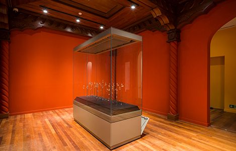 art museum antique glass display cabinet and wall display designs (7)