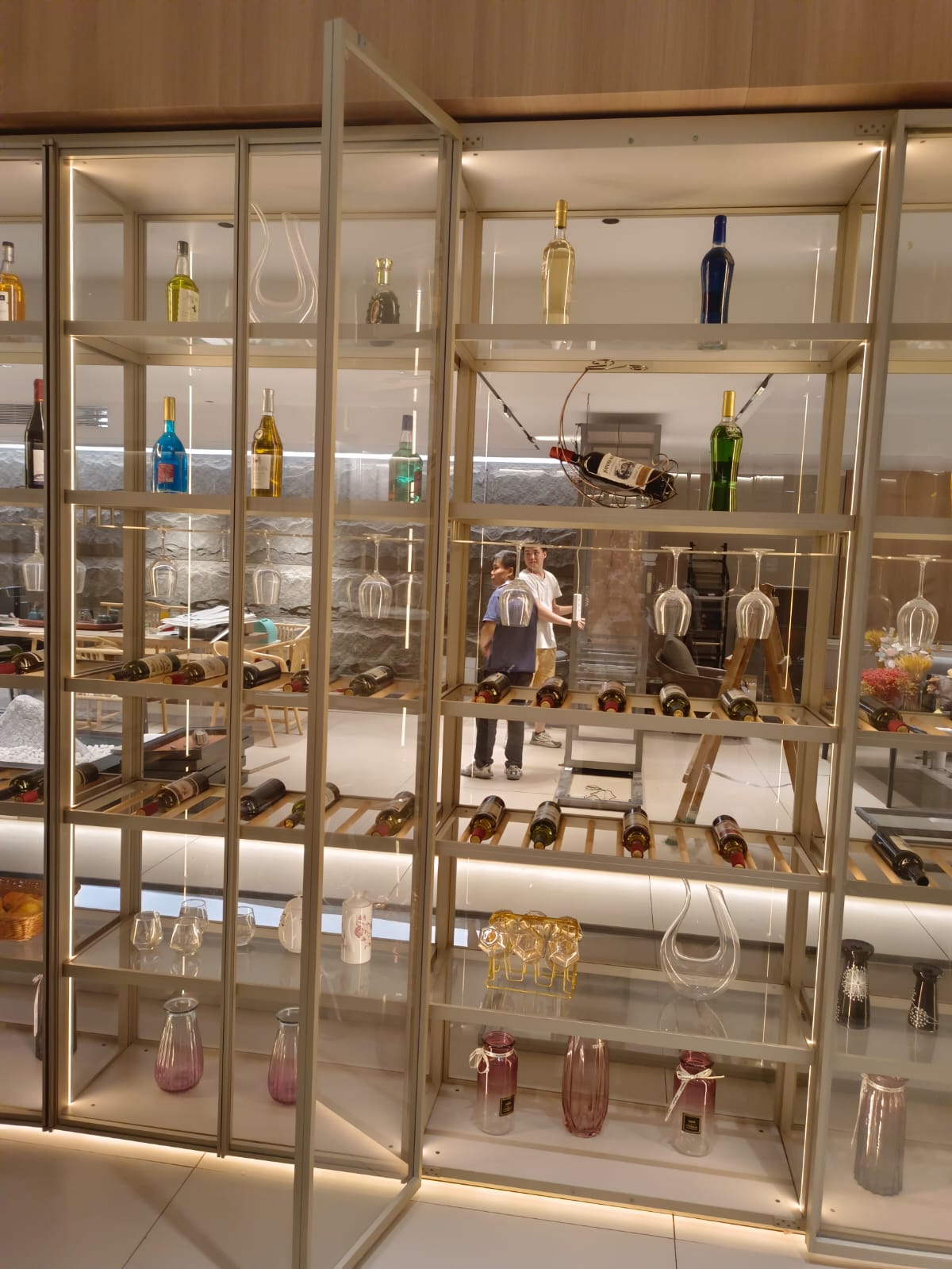 Customized glass display cabinet (126)