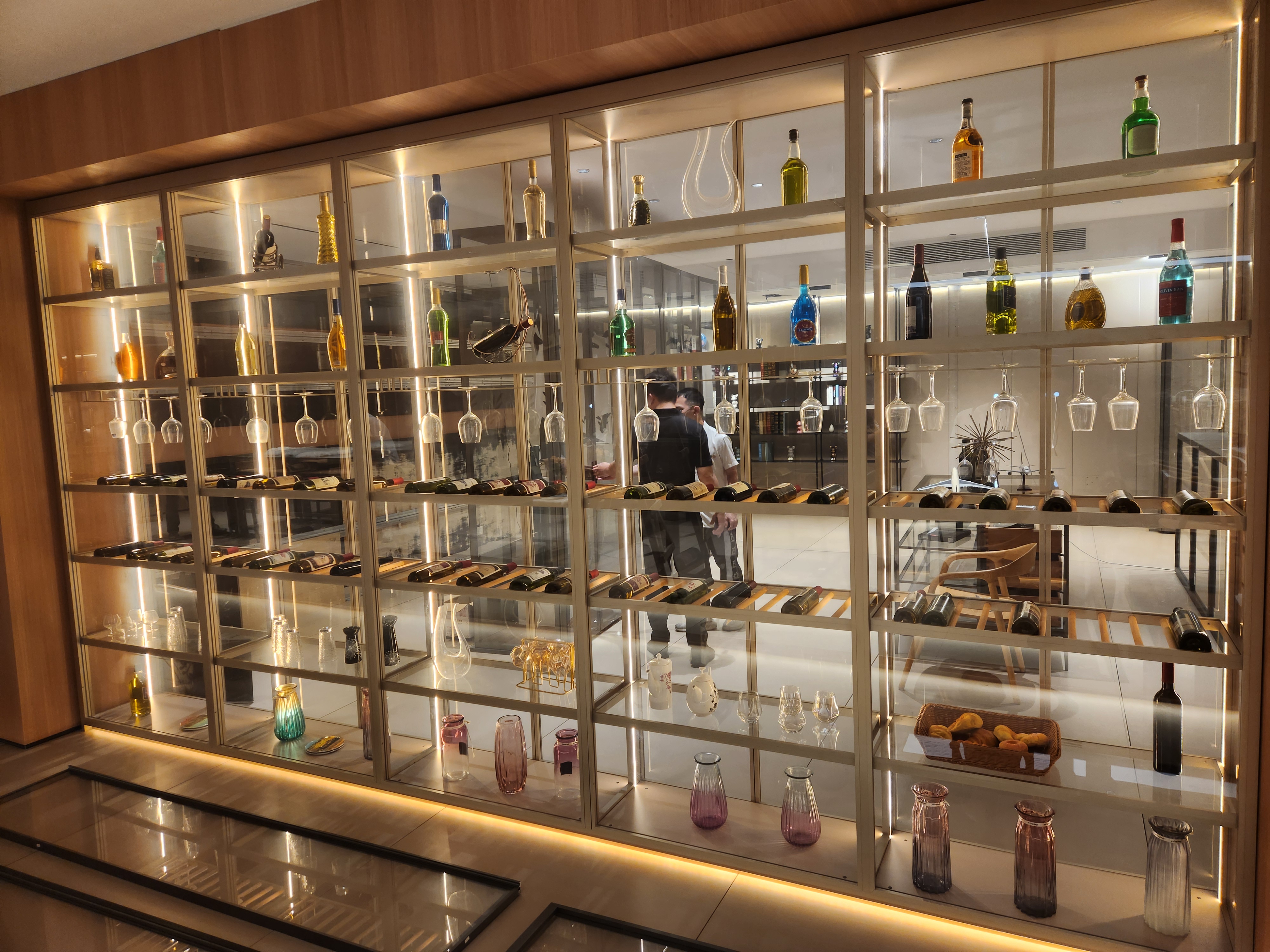 Customized glass display cabinet (127)