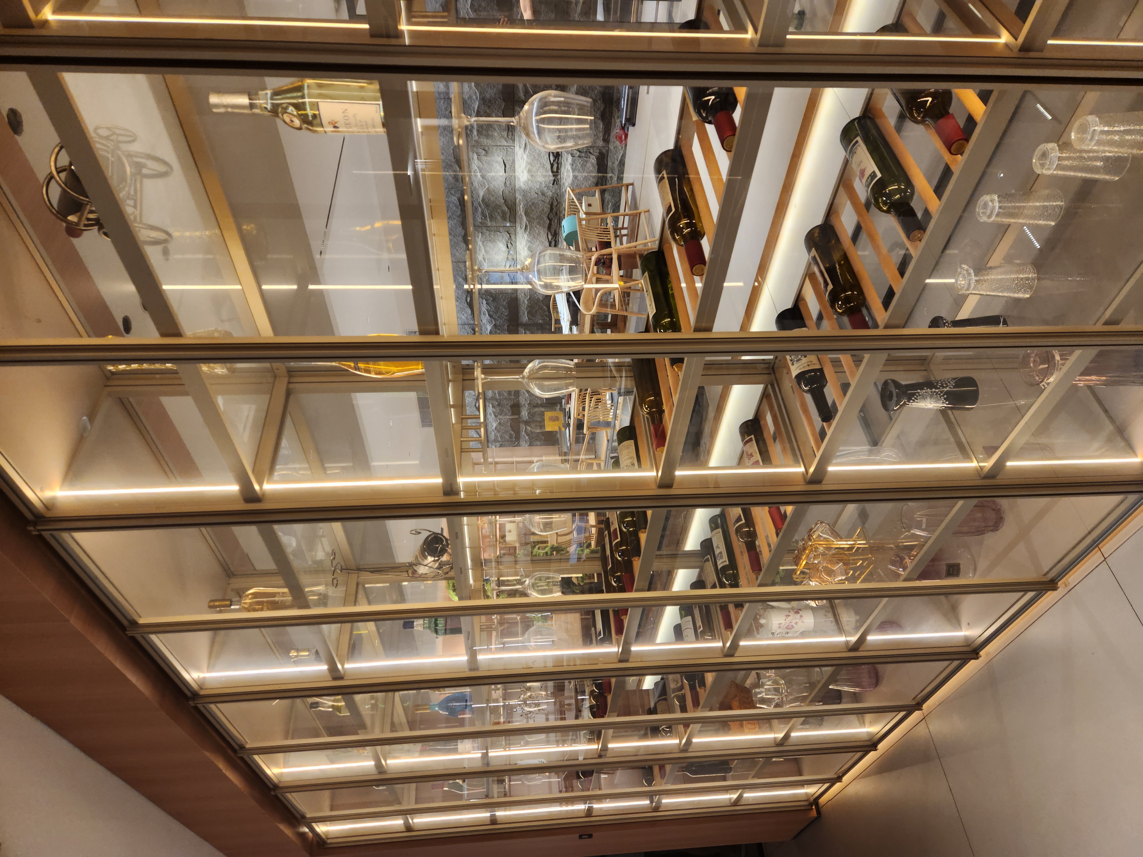 Customized glass display cabinet (129)