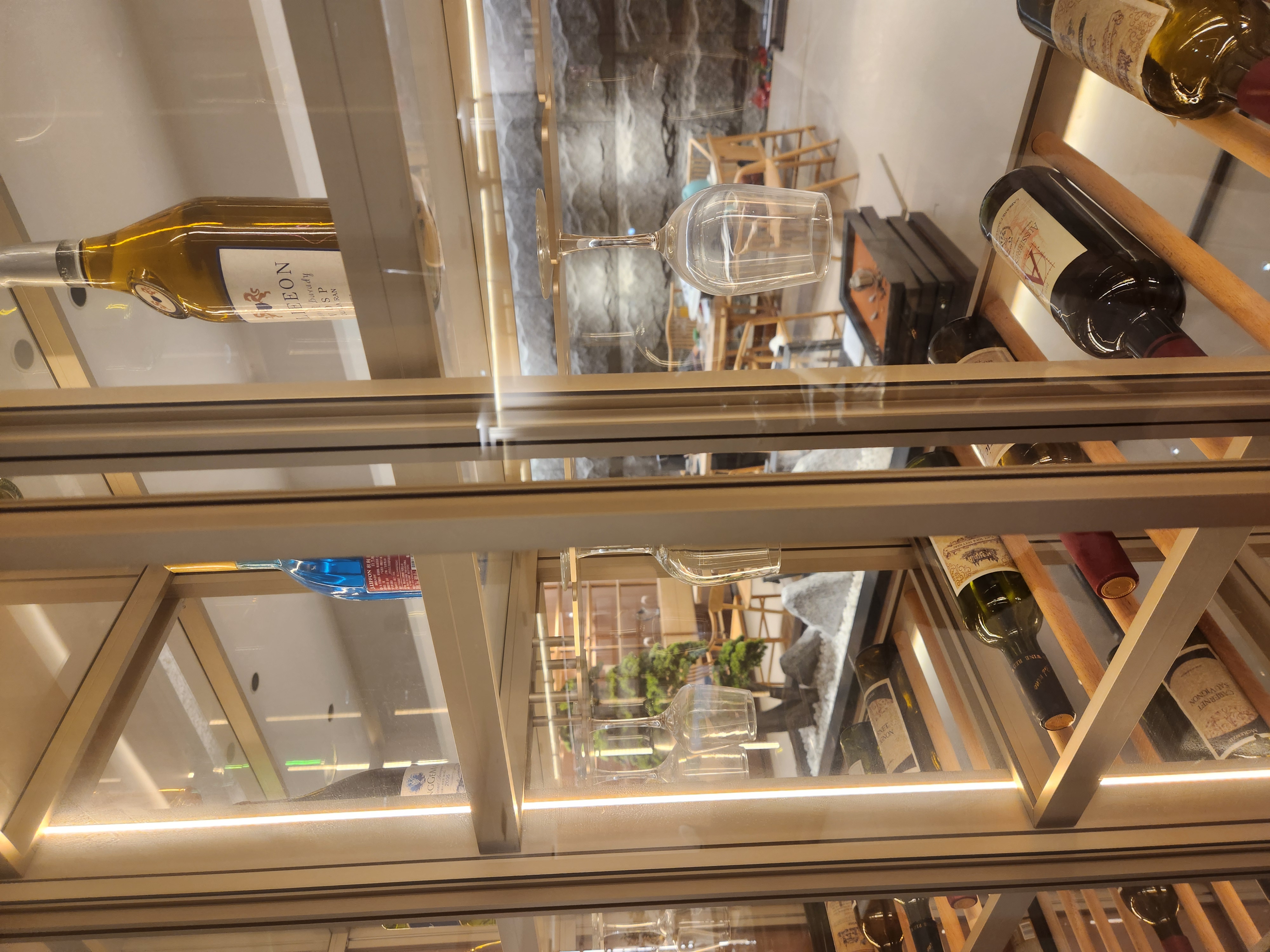 Customized glass display cabinet (132)