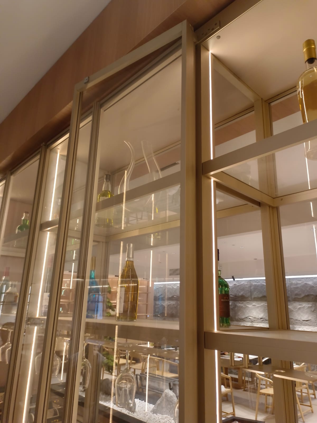 Customized glass display cabinet (135)