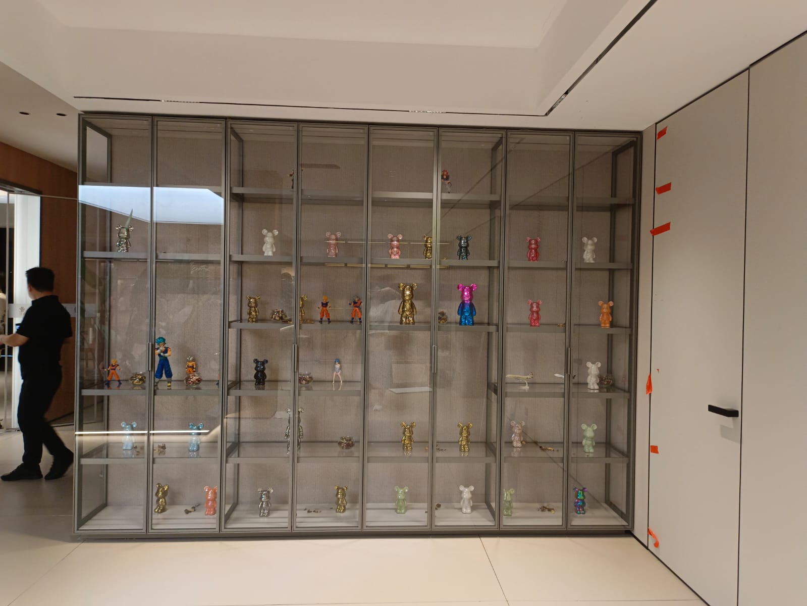 Customized glass display cabinet (137)