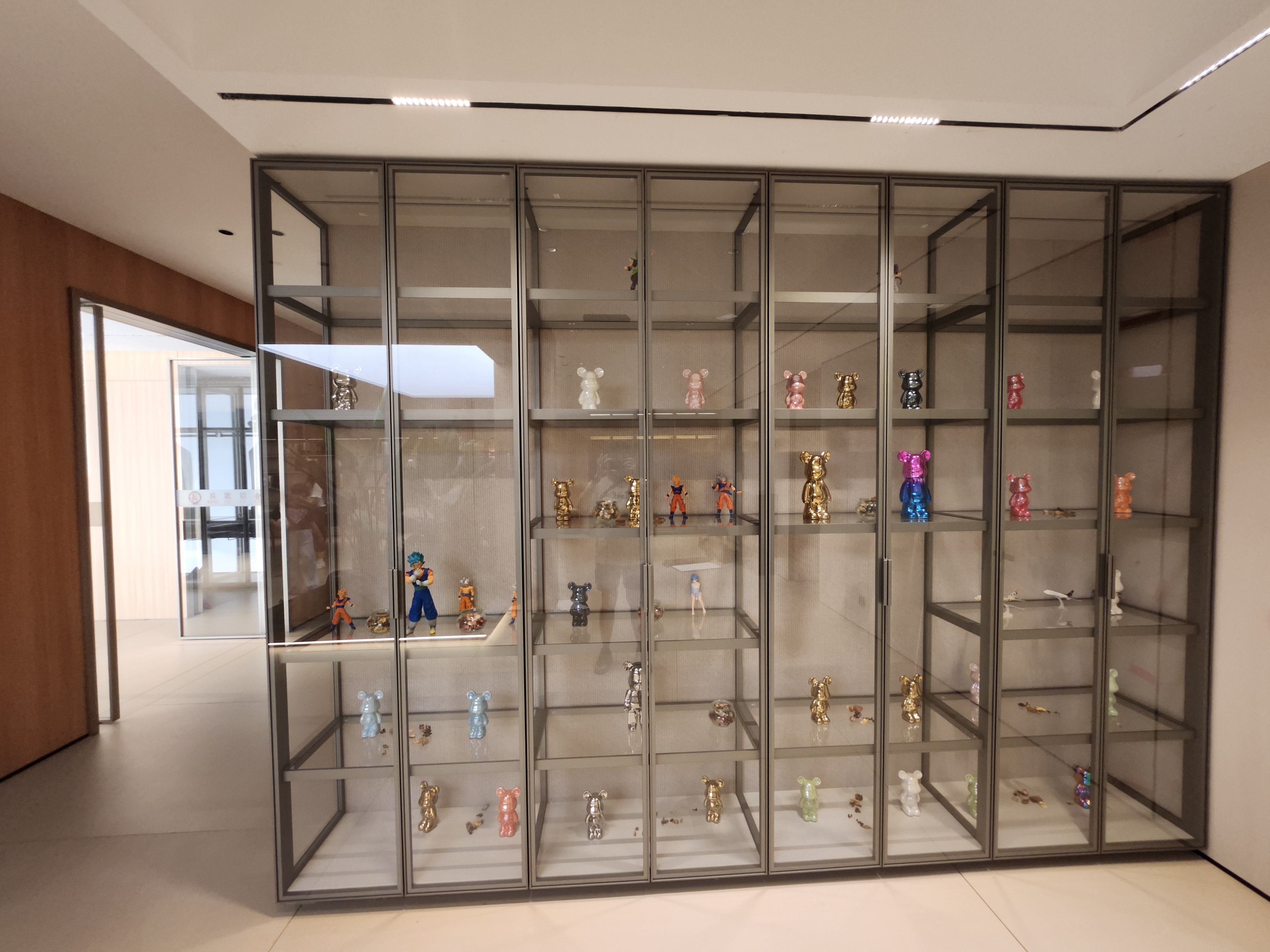 Customized glass display cabinet (138)