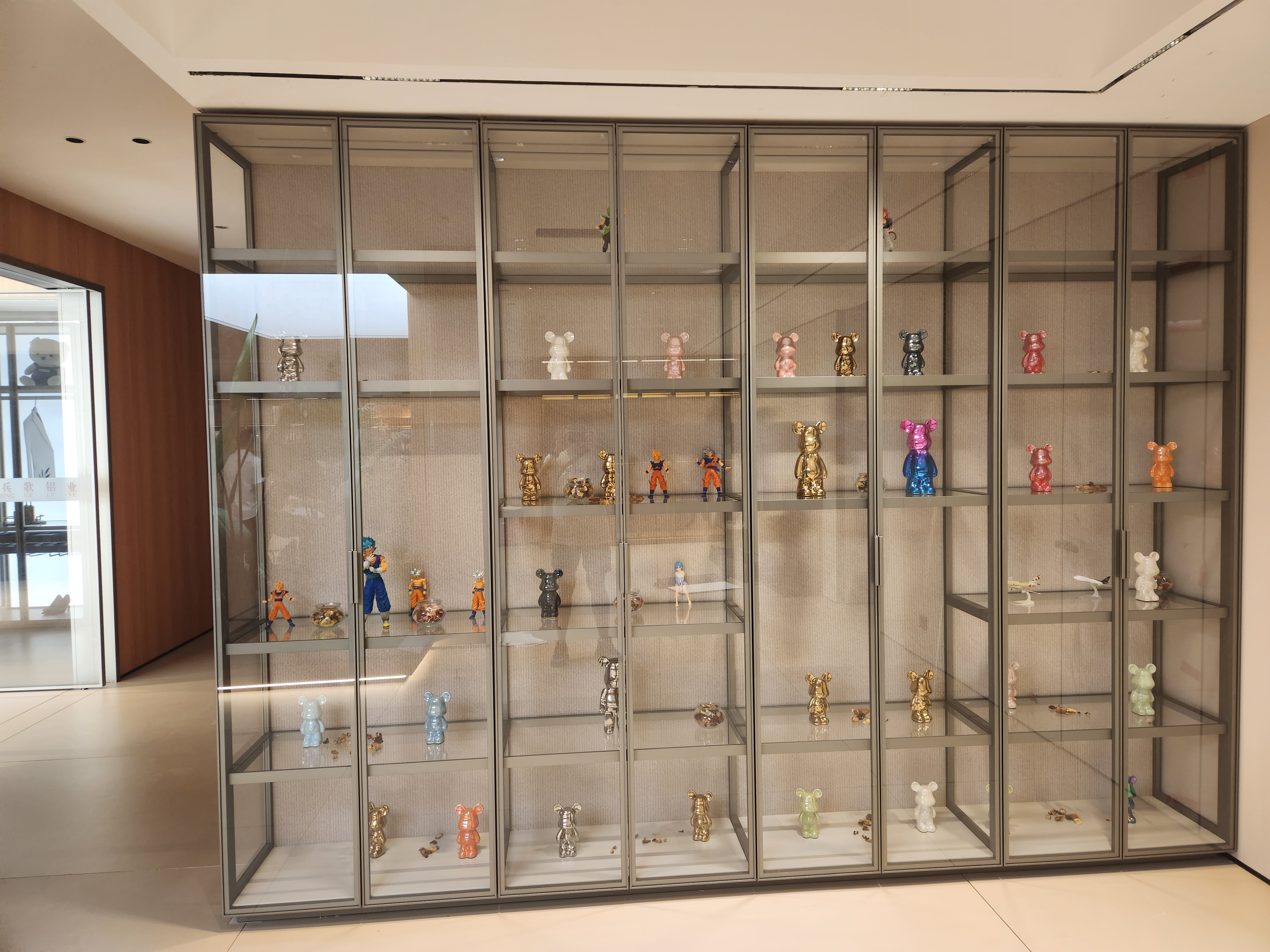 Customized glass display cabinet (140)