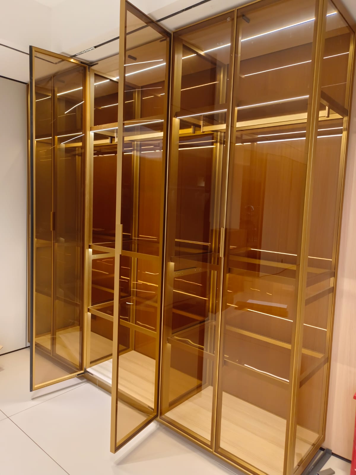 Customized glass display cabinet (145)