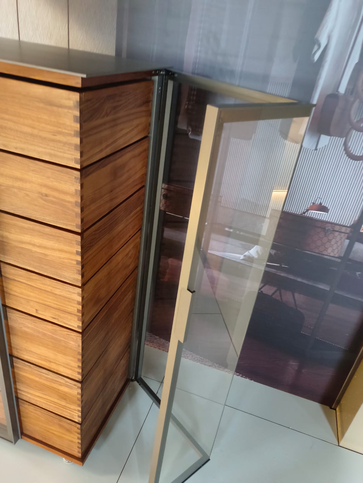 Customized glass display cabinet (151)