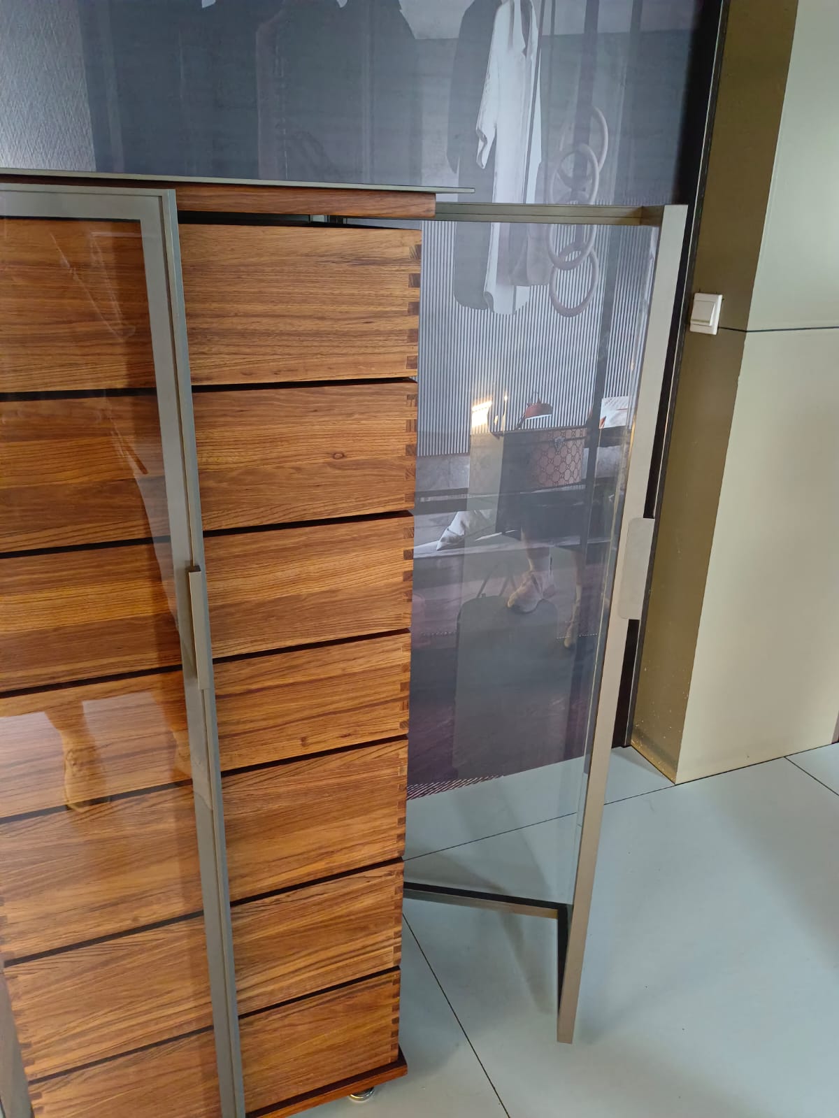 Customized glass display cabinet (152)