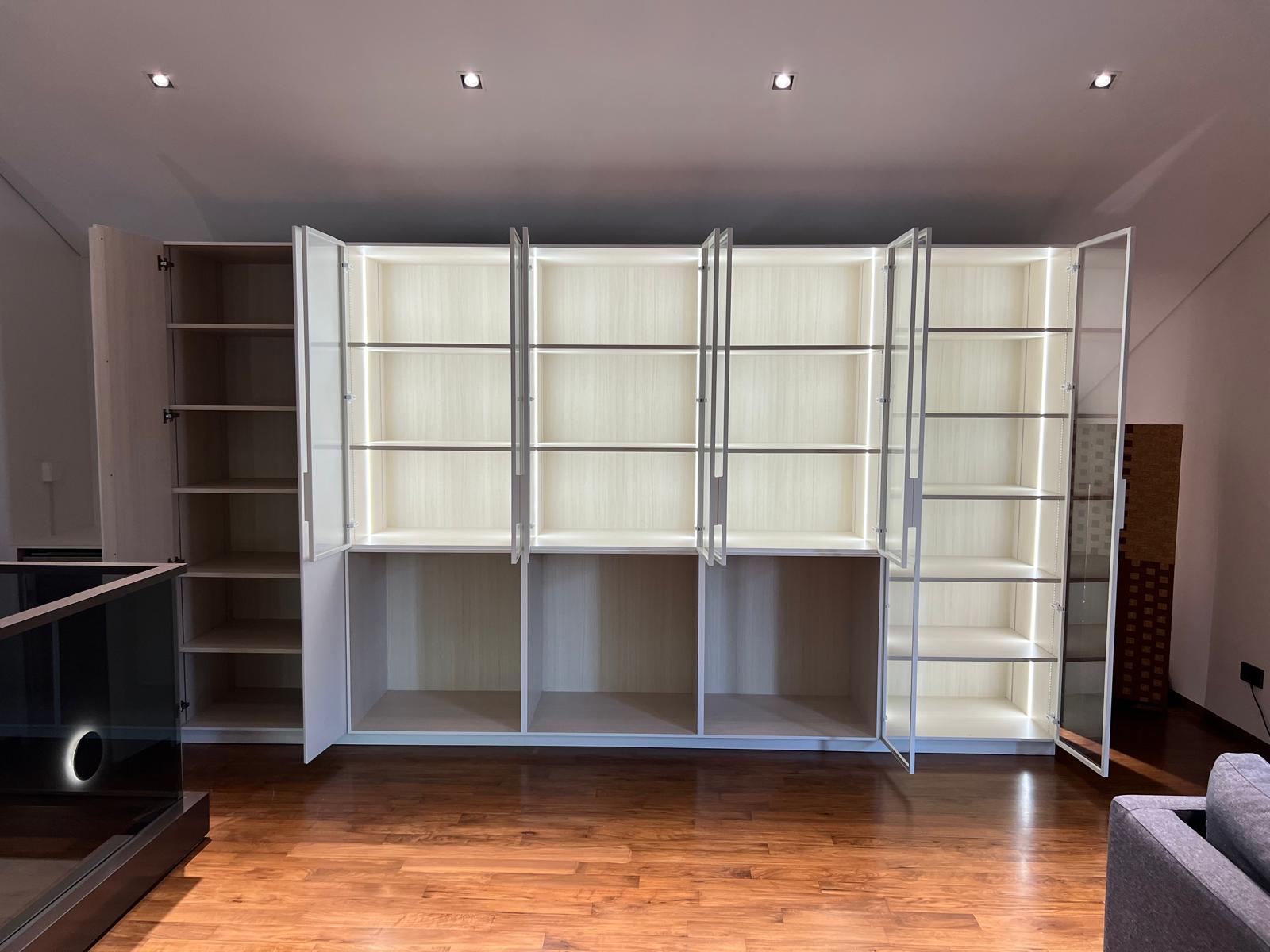 Customized glass display cabinet (230)