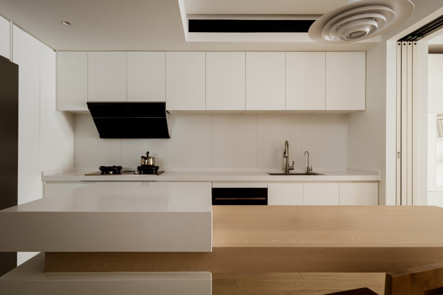 White and light wood interior design (4)