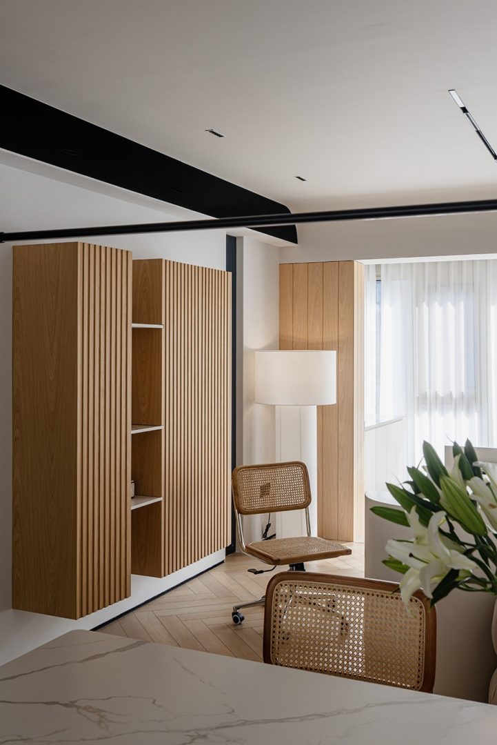 Wood and White Color Scheme in Singapore's Interior Design (36)