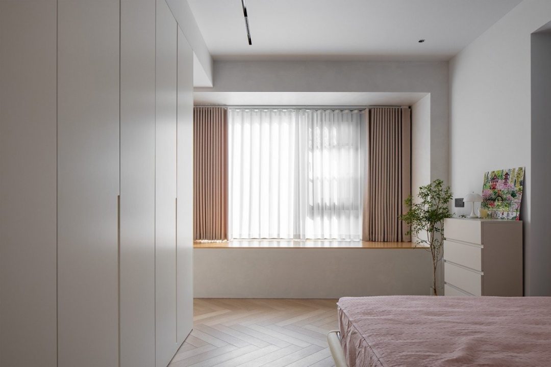 Wood and White Color Scheme in Singapore's Interior Design (50)