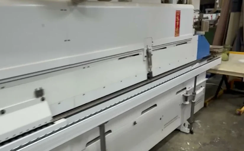 The automatic edge banding line that applies PUR adhesive to panel edges