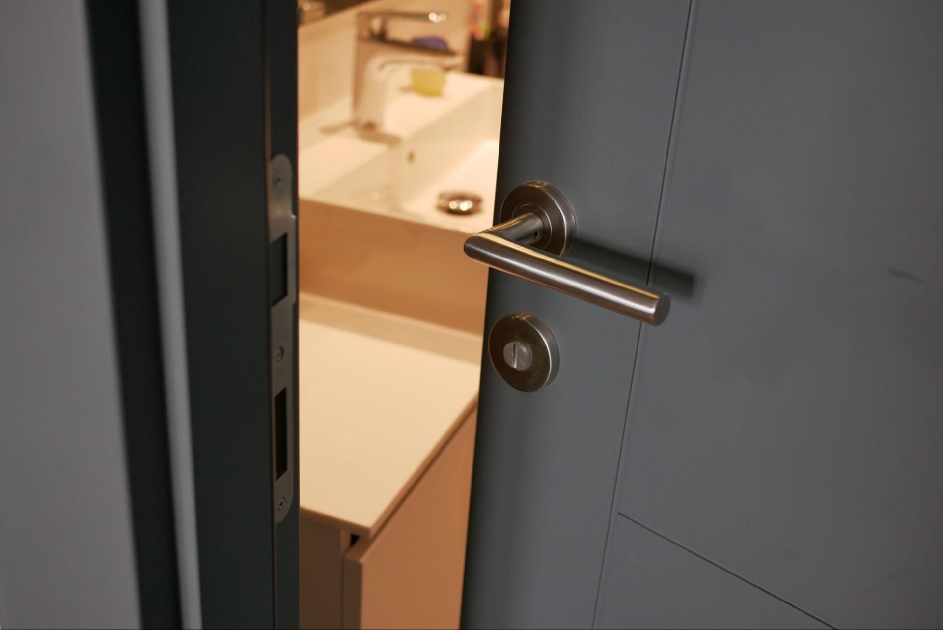 Get the Right Toilet Door Fitted with Speedy Decor